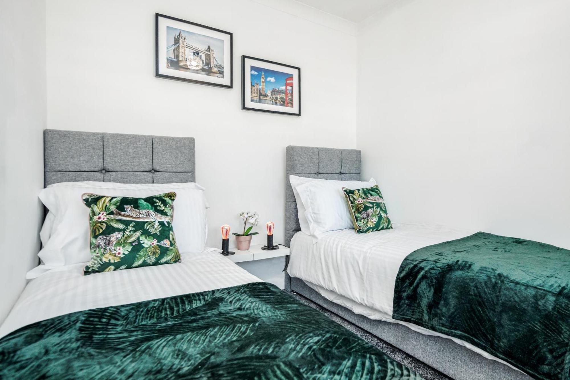 Heathrow 2-Bedroom Maisonette With Parking West Drayton  Ngoại thất bức ảnh